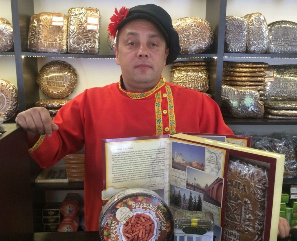 Владимир Шехватов показывает свои пряники в пекарне